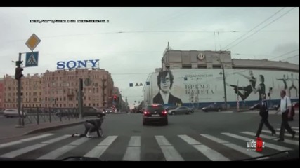 Така се преминава пешеходна пътека когато си пиян !