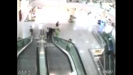 Охранител герой спасява живота на дете
