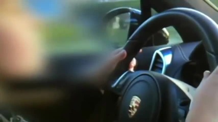 9-годишен кара бясно „порше”, а баща му казва да натисне педала