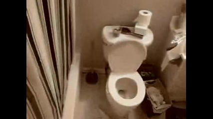 Шоково сране момче го удря ток в тоалетната