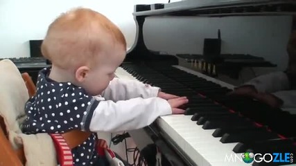 Малък сладур Свири на пиано