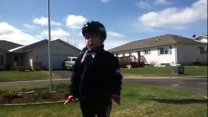 Момченце произнася вдъхновяваща реч , след като се е научило да кара колело