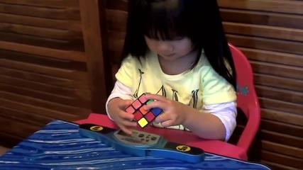 2-годишно момиче нарежда Кубчето на Рубик за 70 секунди