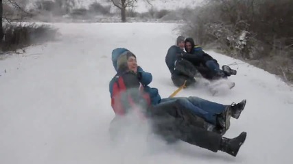 Руснаци се забавляват на лудо зимно импровизирано влакче
