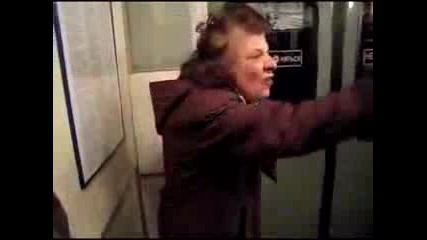 пияна бабка в метрото
