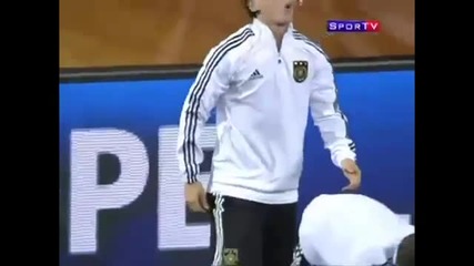 Mesut Ozil and chewing gum 