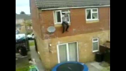 Луд мъж скача от 2 - рия етаж на къщата си ! 