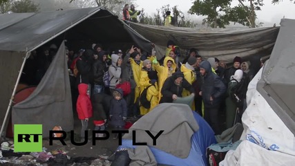 Serbia: Refugees arrive through the night at the Serbian-Croatian border