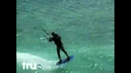 - човек едва не умира при сърфинг 14+ 