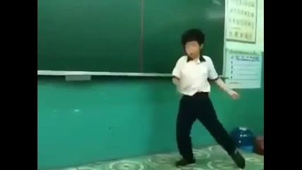 Момченце танцува Gangnam Style на Psy в класната стая