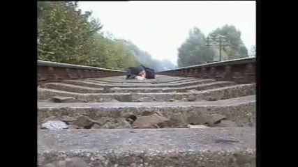 Мъж се Снима Докато Влака Преминава Над Него 