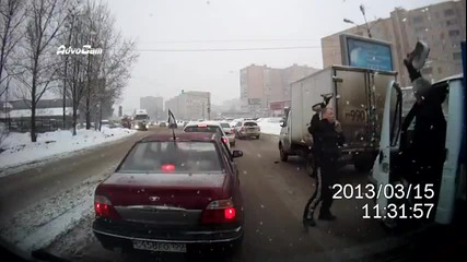 Руски бой с огледала на коли насред пътя