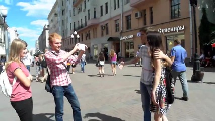 Как реагират хората на снимка с джапанка - скрита камера в Москва