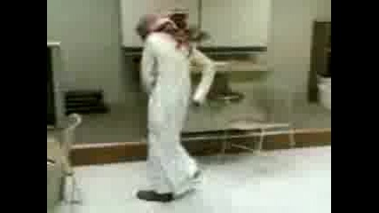Арабин Играе Танца На Богомолката