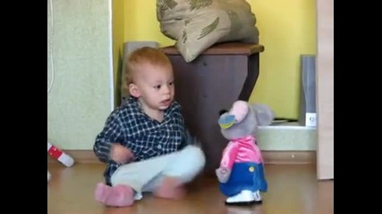 Дете се плаши от играчката си (смях)