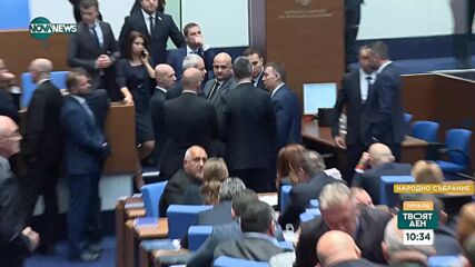 Скандал и физически сблъсъци в парламента (ВИДЕО)