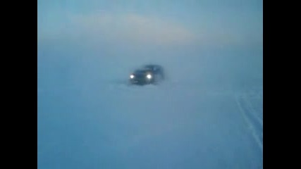 Субару полудява в снега