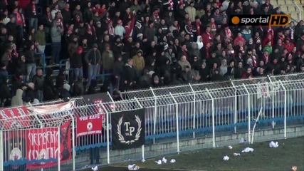 " Червените " фенове пробват да да счупят оградата на Лазур