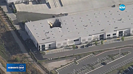 Изтребител F-16 се разби в склад в Калифорния