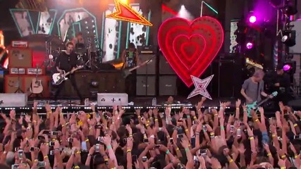 5 Seconds of Summer Performs “she Looks So Perfect”
