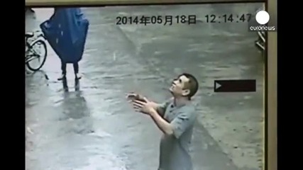 Мъж успешно хваща във въздуха малко дете падащо от прозореца на апартамент в Китай!