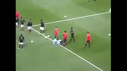 Роналдиньо унижава съотборника си по време на загрявка