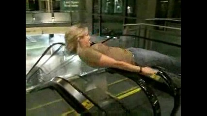 Момиче - Въртене На Ескалатор