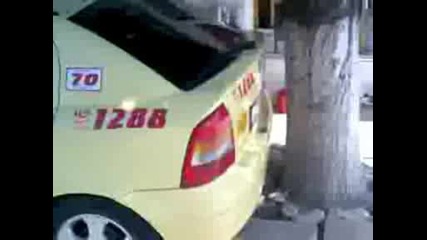 Такси,  паркирано против вдигане от паяк