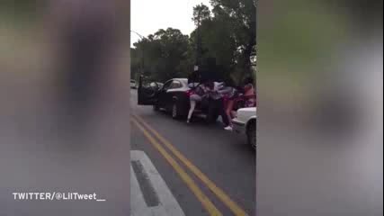 Три жени помляха як мъжага с детско столче и бухалка на улицата (видео)
