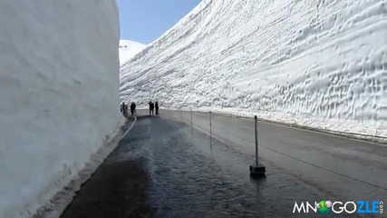 Огромни Стени От Сняг 