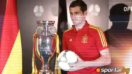 Икер Касияс представи официално Tango 12 Finale - топката на Евро 2012