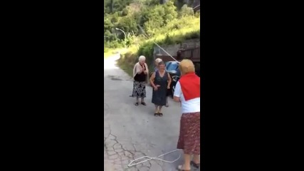 Баби скачат на въже