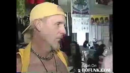 луд човек целият в татуировки.. 
