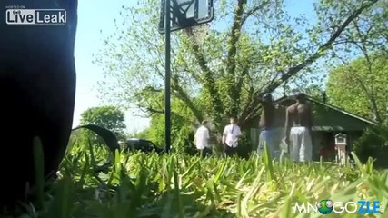Двама мормони скриват топката на негра на баскет