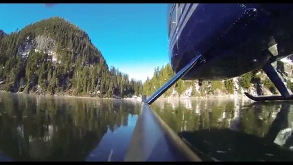 Луда занимавка ! Пилот на хеликоптер майсторски се пързаля по замръзнало езеро !