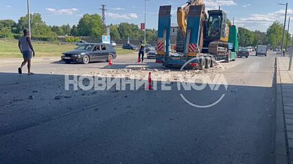Камион, натоварен с багер, блъсна и повреди мост