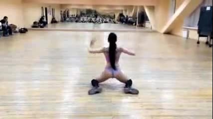 Секси рускинче денси яко с дупенце Twerk dance booty