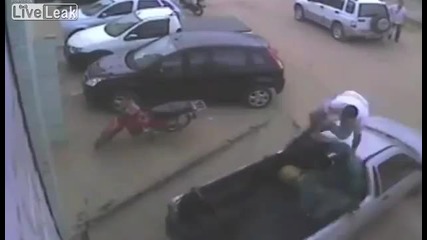 Питбул напада мъже
