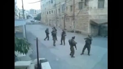 Израелски войници танцуват повреме на наряд Kesha - Tick Tock 