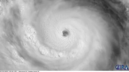 Сателитни изображения показват супертайфуна Мавар (ВИДЕО)