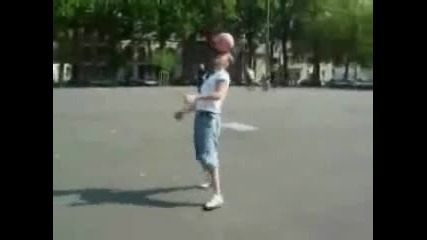 Момиче прави финтове