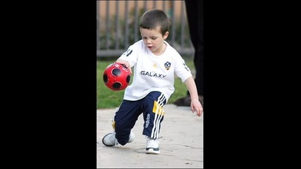 brooklyn,  romeo and cruz beckham !!!!!