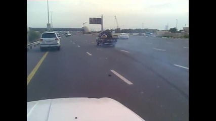 Арабин прави дрифт на магистрала, а друг кара на 2 колела!!! 
