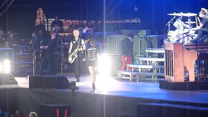 Момиче пее на концерт на Green Day и Били Джо й подарява китарата си 