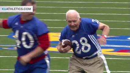 89годишен ветеран от втората световна война вкарва тъчдаун