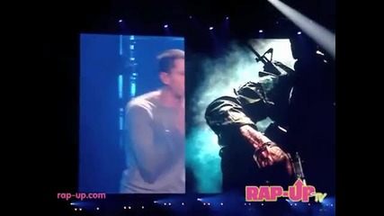 Eminem and Rihanna - Love the way you lie Perform Live in Los Angeles! 