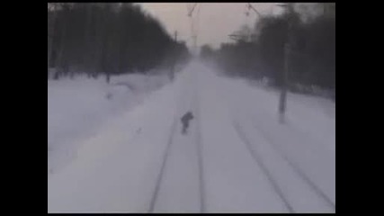 Сноубордист се вози със влака... безплатно Xd