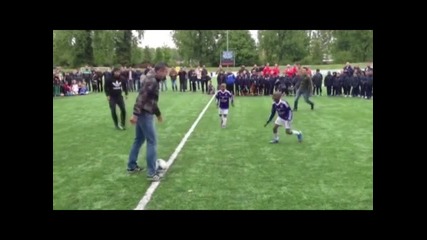 Робин ван Перси се забавлява на детски турнир в Ротердам