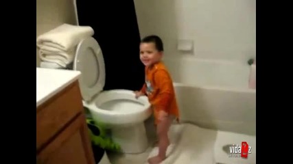 Бебе пие вода от тоалетната 