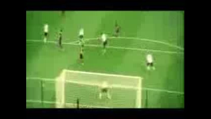Давид Вия скрива топката на Реал Мадрид и Манчестър Юнаитед